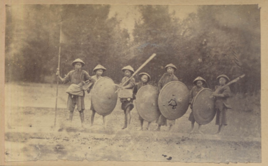 Rural militia in Guangdong, Pearl River Delta, taken sometime during the Second Opium War (1856-1860). Source http:\\www.armsantiqueweapons.com.