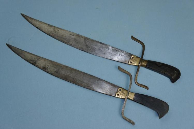 Another set of Hudieda exhibiting different styling.  An S-guard is used on these swords, which are more common on Chinese weapons.  These knives are 45 cm long and are both shorter and lighter than some of the preceding examples.  Photo courtesy of http://www.swordsantiqueweapons.com