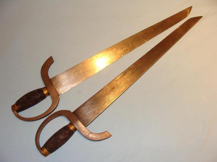 These hudiedaos have thick brass grips, a wider blade better suited for chopping and a strong hatchet point.  Their total length is just over 60 cm.  This was the most commonly produced type of “butterfly sword” during the middle of the 19th century.  Photo courtesy of http://www.swordsantiqueweapons.com.