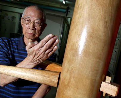 Chu Shong Tin demonstrates the wooden dummy. Source: www.taodewan.com