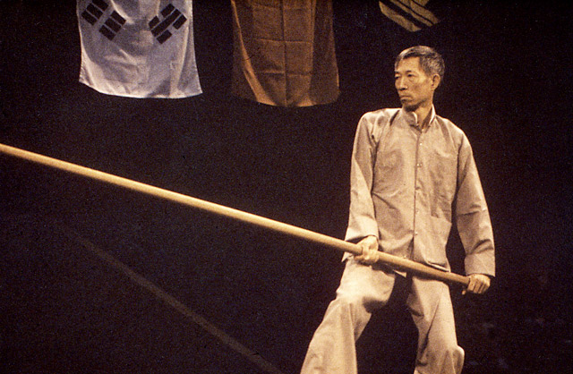 Chu shing Tin demonstrating the pole form. Source: www.wingchun.edu.au