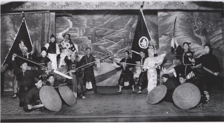 Cantonese Opera Performers in San Francisco, circa 1900. This picture came out of the same milieu as the one above it. Notice the wide but short blades used by these performers. Such weapons had a lot visual impact but were relatively safe to use on stage.