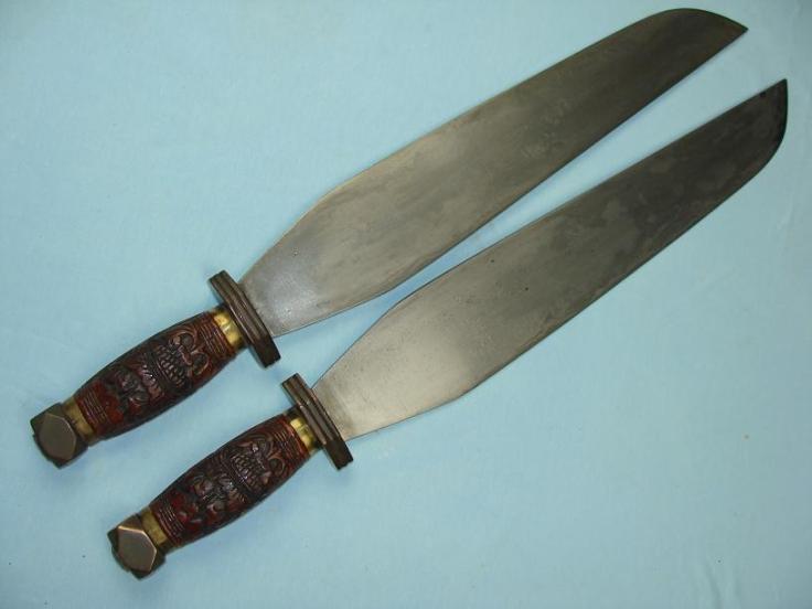 These unusual hudiedao feature handles and blades that are both based on traditional Chinese fighting knives. In this case the blade has been made both longer and wider. Fighting knives do not commonly have hand guards, which are also missing from this example. I have seen a couple of sets of knives in this configuration, though they seem to be quite rare. These knives are 49 cm long and 65 mm wide at the broadest point. Probably early 20th century. Photo courtesy of http://www.swordsantiqueweapons.com.
